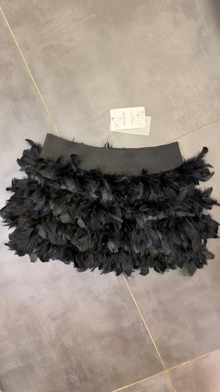 Falda de plumas negra talla M