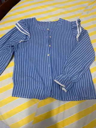 Camisa de Rayas con Volantes