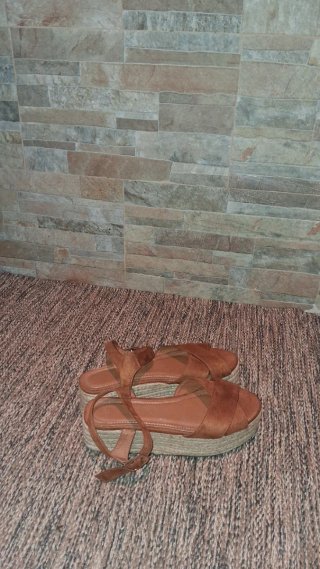 Sandalias cuña marrón