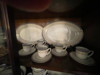 Vajilla porcelana, bandejas tazas platos tetera ..