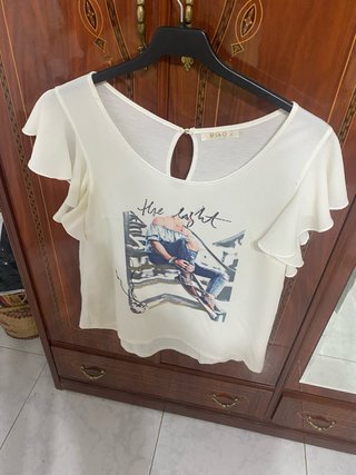 Camiseta Blanca con Volantes en Mangas
