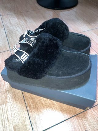 Sandalias Ugg Negras con Plataforma