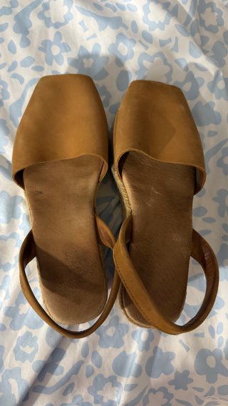 Sandalias de cuña tipo esparteña muy cómodas .