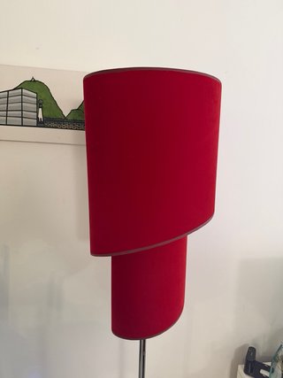 Lámpara de pie moderna roja