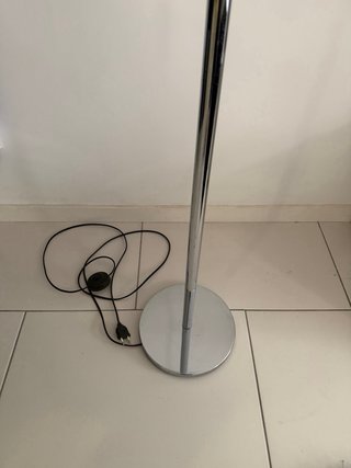 Lámpara de pie moderna roja