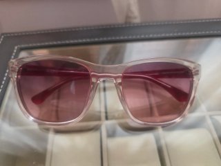 Gafas de sol rosas y moradas