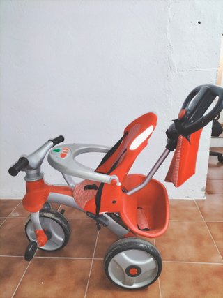 Triciclo infantil con manillar