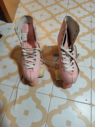 Patines de cuatro ruedas color rosa