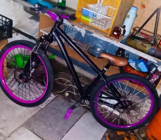 Bicicleta Stunt Negra y Morada