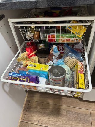 Mueble organizador con cestas metálicas