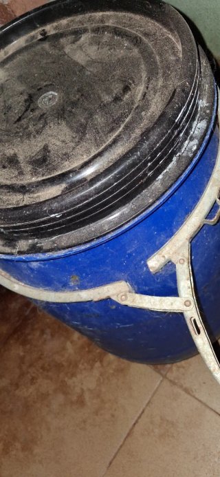 Cubo azul de plástico