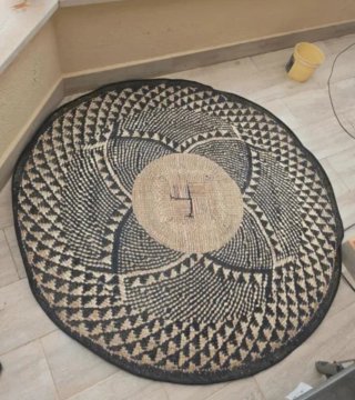 Alfombra redonda tejida beige y negra