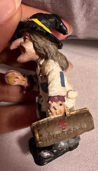 Figura de Resina Bruja Doctora Vintage
