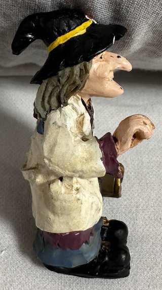Figura de Resina Bruja Doctora Vintage