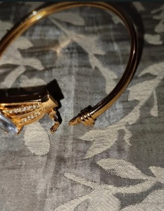 Pulsera dorada con cristales