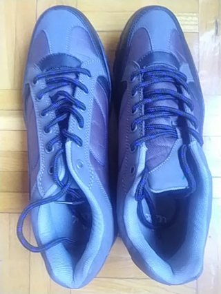 Deportivas grises y negras talla 42 marca Udok