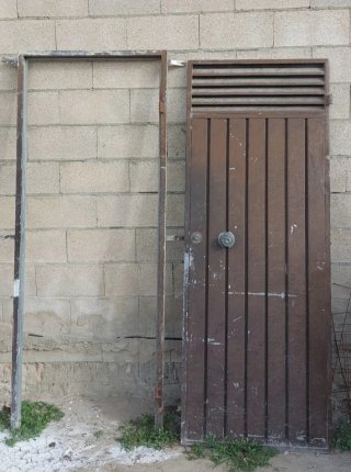 Puerta de hierro con marco