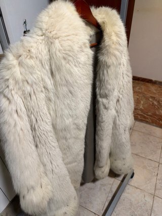 Abrigo beige y blanco zorro blanco