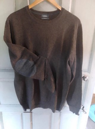 Jersey de punto marrón con coderas. Inextenso. T.L