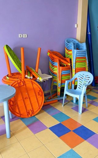 Parque de Bolas Infantil + Mesas y sillas.