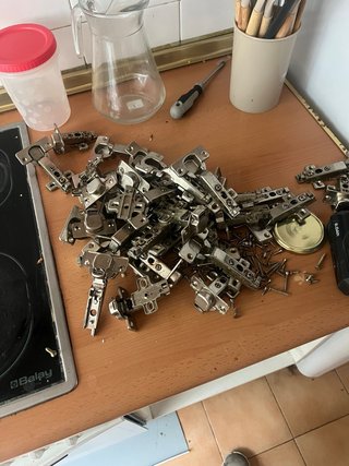 Lote de bisagras para muebles (34 unidades)