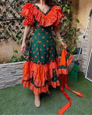 Traje de flamenca verde y naranja