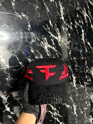 Gorra Negra con Bordados Rojos