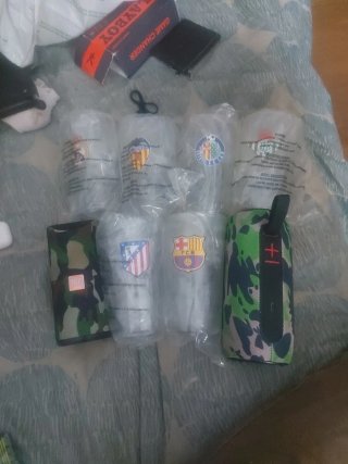 Altavoz y vasos de fútbol