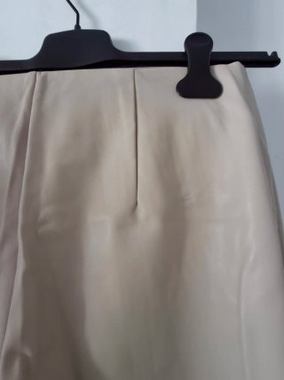 Pantalones de cuero  Beige Zara Talla L
