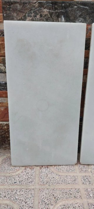 Piezas de mármol blanco