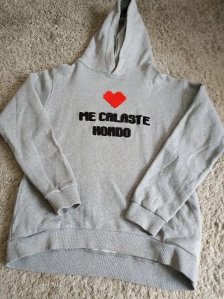 Sudadera niña gris con corazón y texto