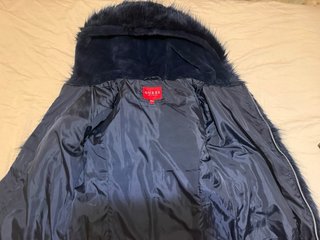Chaquetón azul con capucha y cinturón
