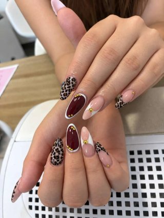 Uñas Acrílicas Diseño Animal Print y Dorado