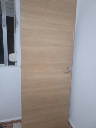 Puerta de madera con manilla