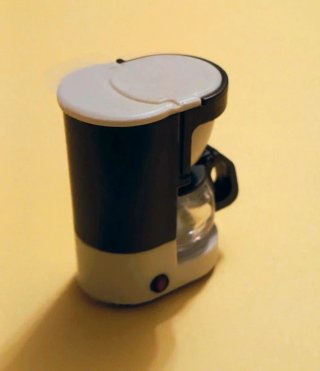 Cafetera miniatura para casa de muñecas 1:12