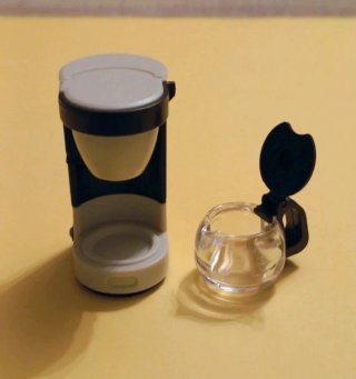 Cafetera miniatura para casa de muñecas 1:12