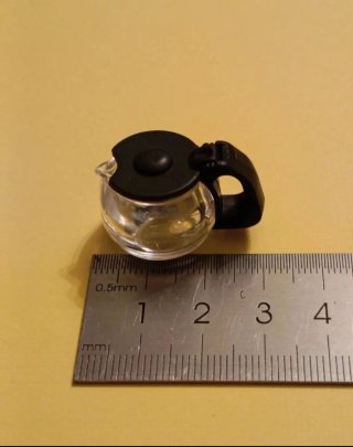 Cafetera miniatura para casa de muñecas 1:12