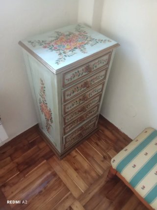Cómoda de madera pintada a mano