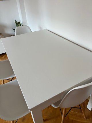 Mesa Extensible y 4 Sillas Blancas