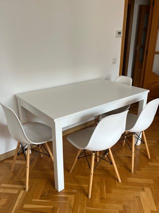 Mesa Extensible y 4 Sillas Blancas