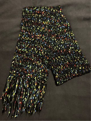 Bufanda mujer negra multicolor con flecos