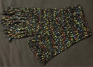 Bufanda mujer negra multicolor con flecos