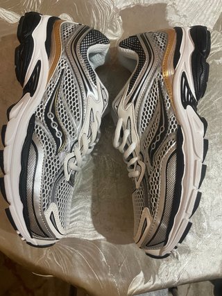 Zapatillas Saucony Plateadas y Doradas