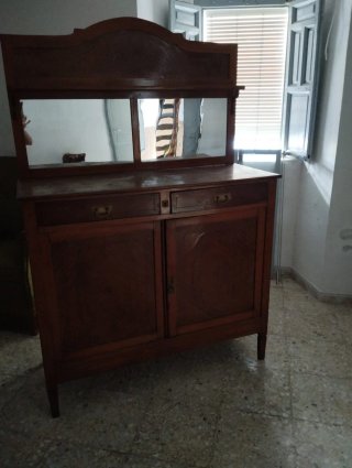 Aparador antiguo de madera con espejo