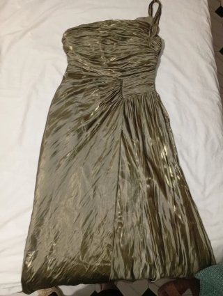 Vestido de fiesta dorado con un hombro
