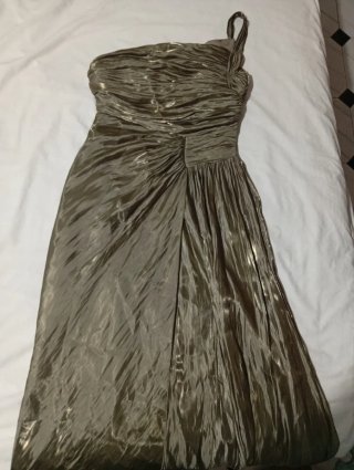 Vestido de fiesta dorado con un hombro