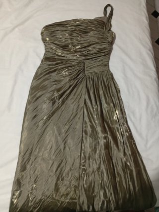 Vestido de fiesta dorado con un hombro