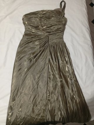 Vestido de fiesta dorado con un hombro