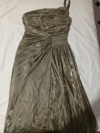 Vestido de fiesta dorado con un hombro