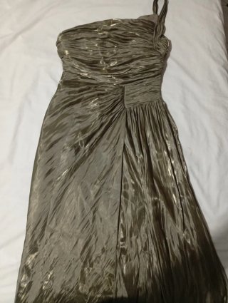 Vestido de fiesta dorado con un hombro
